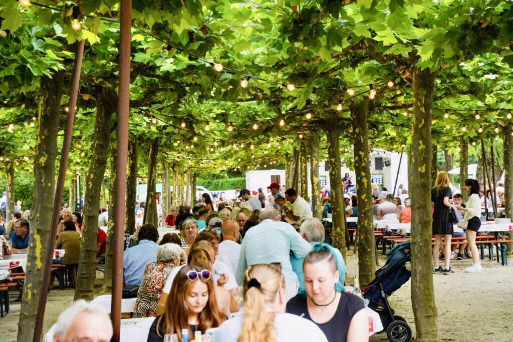 Unsere Gäste unter den Bäumen der Baumallee