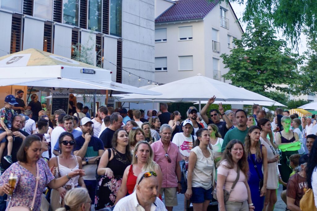 Gäste beim Feiern vor einer der Bühnen