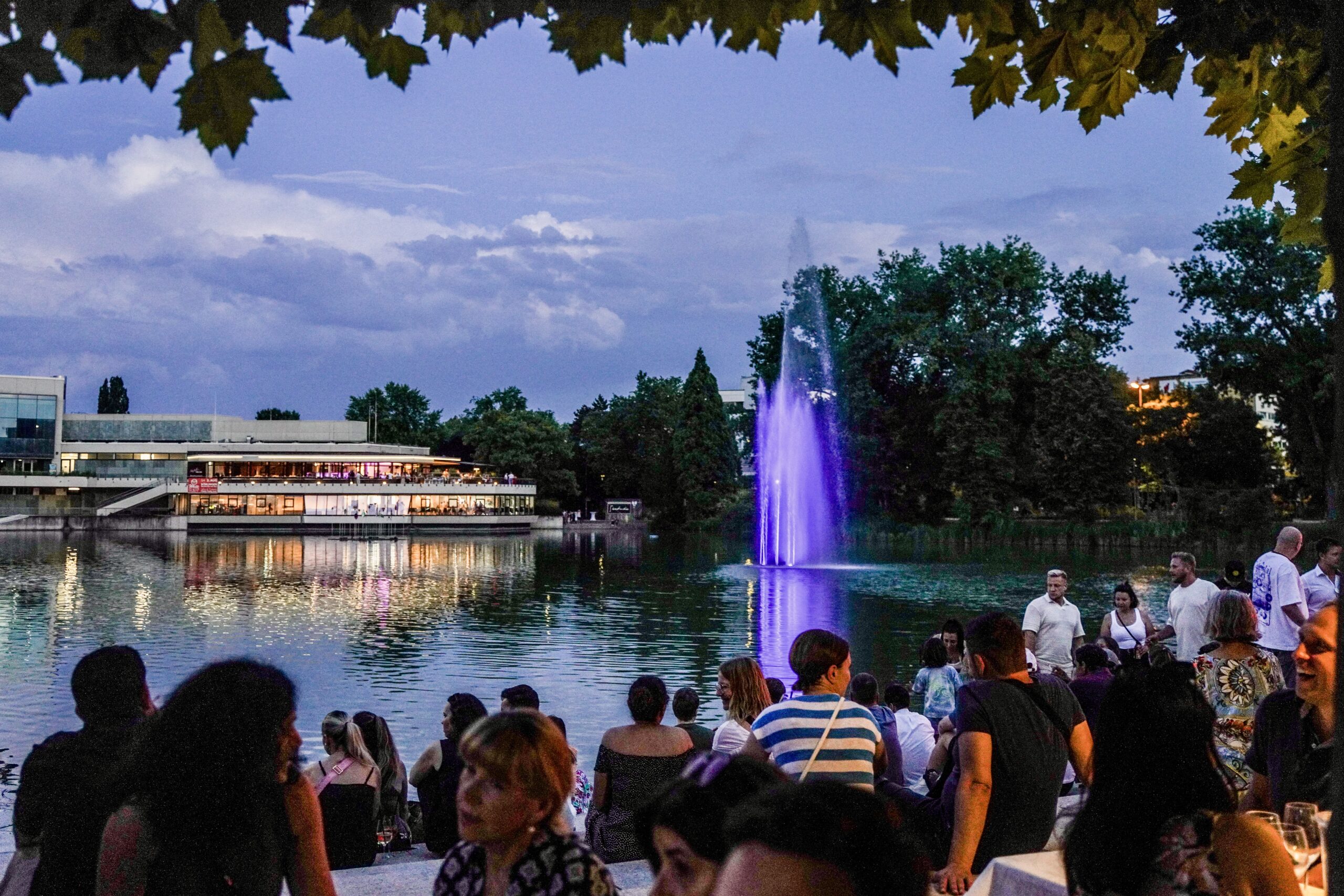 Gemütliches Zusammensitzen am Ufer